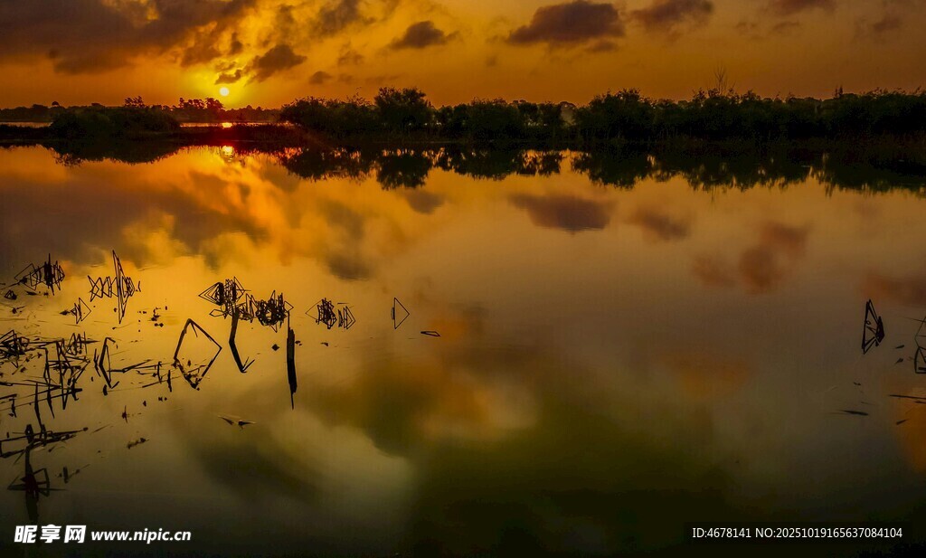 夕阳下宁静的湖面美景