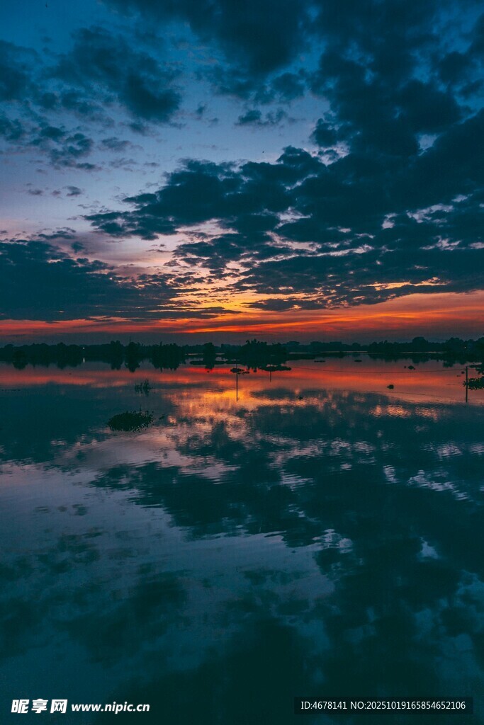 湖畔绝美日落天空倒影