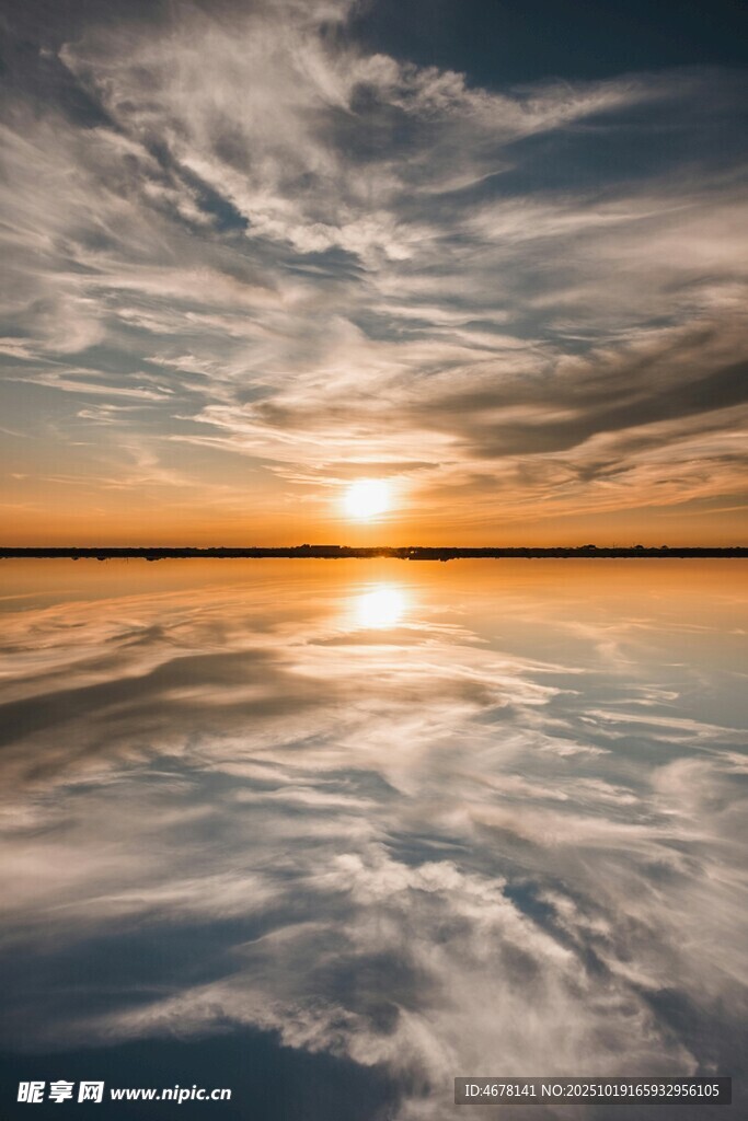 夕阳下平静湖面的美丽倒影