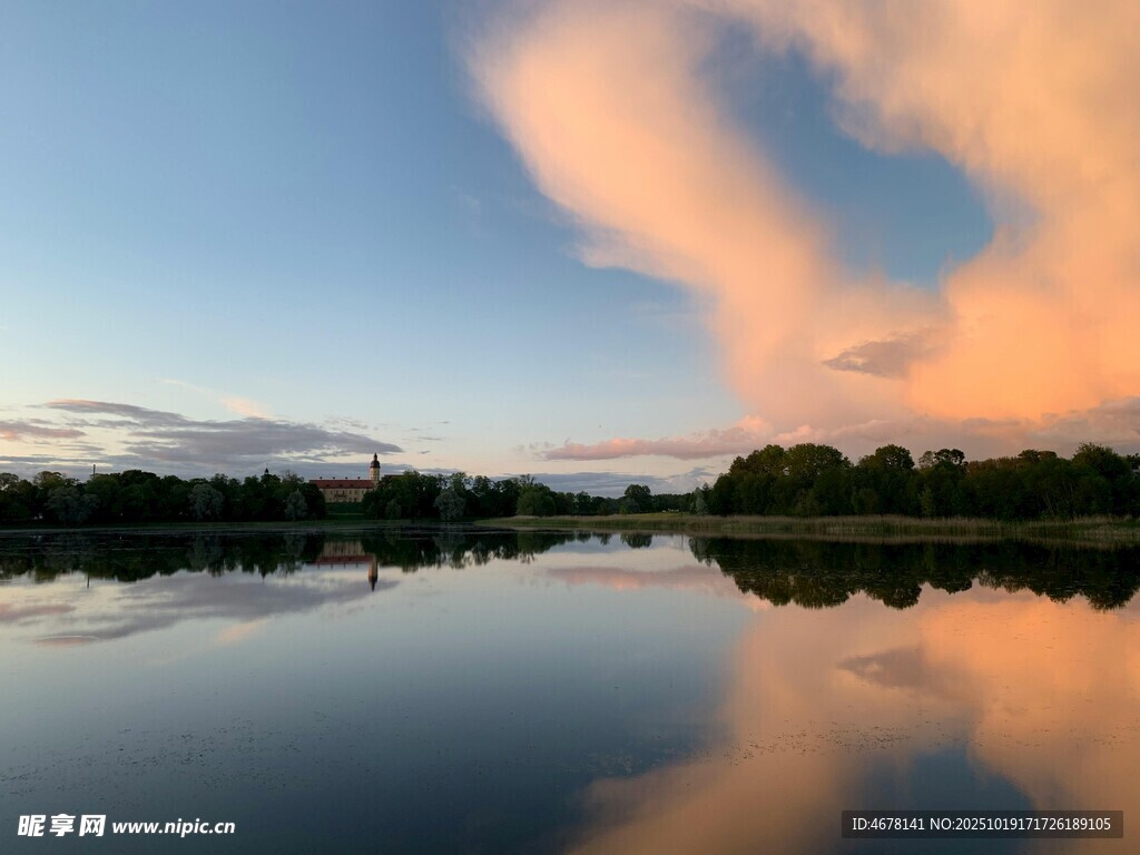 湖畔晚霞倒影美景