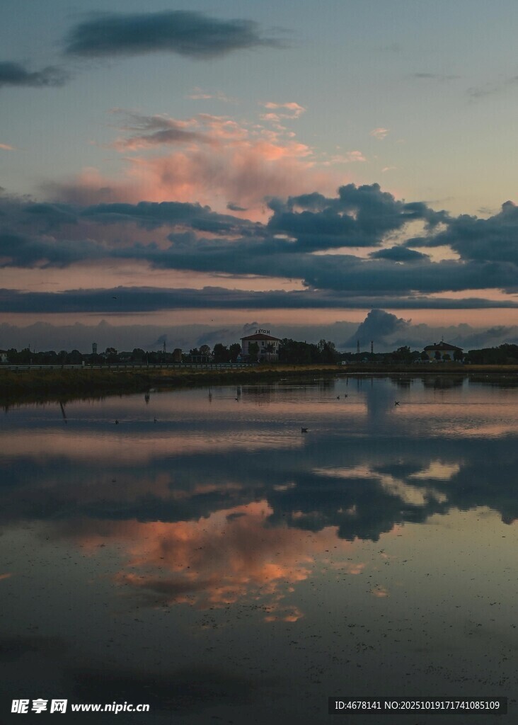 湖畔晚霞倒影美景