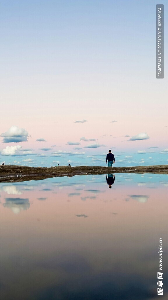 湖畔黄昏倒影静谧之景
