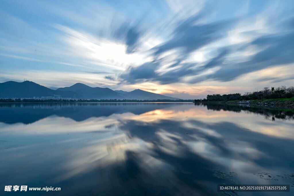 湖畔绝美天空倒影景观