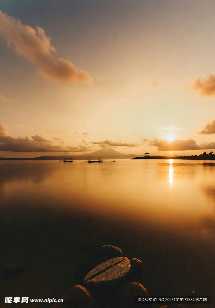 夕阳下宁静的湖面美景
