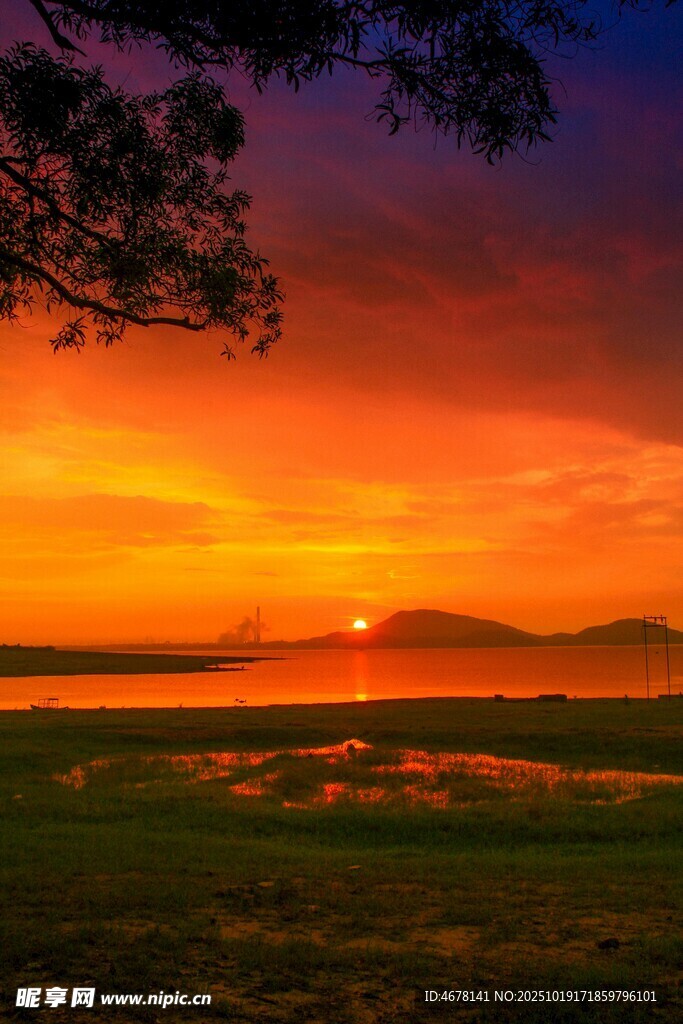 绝美夕阳下的湖畔风光
