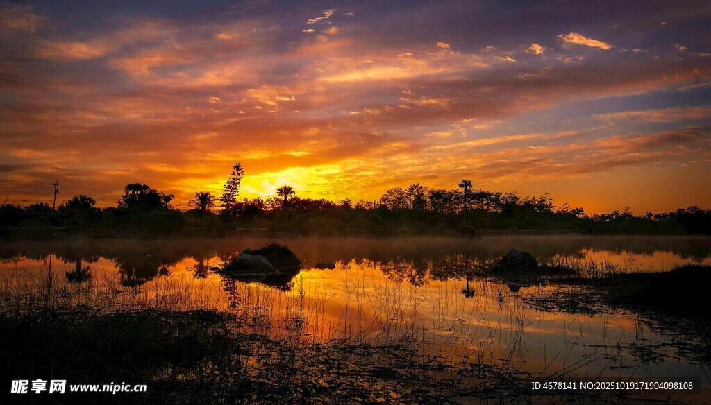夕阳下的静谧湖面美景
