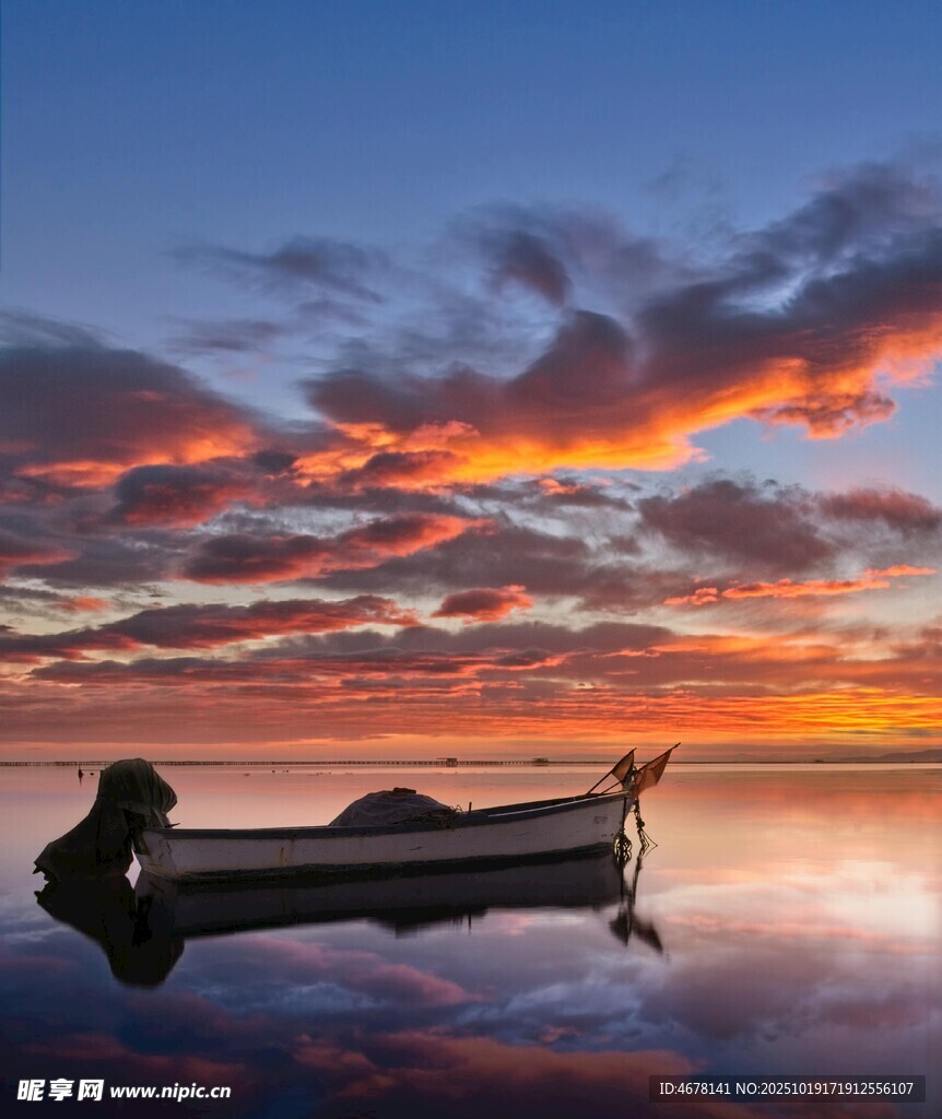 夕阳下湖面的静谧小船