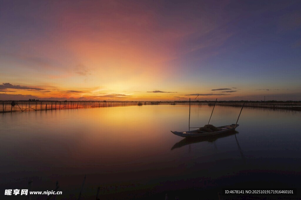 夕阳下静谧的湖面小船景