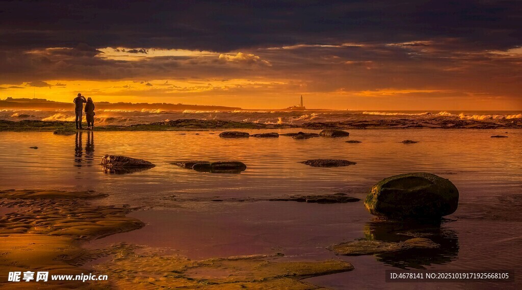 夕阳下的海边静谧景致