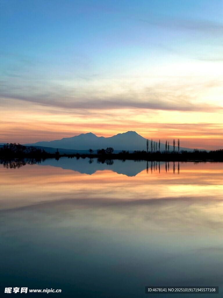 湖畔绝美日落倒影景观