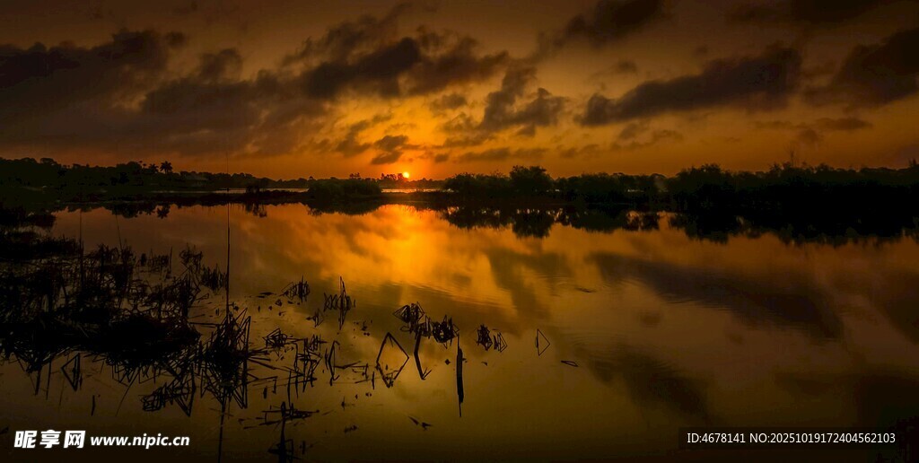 夕阳下的静谧湖面美景