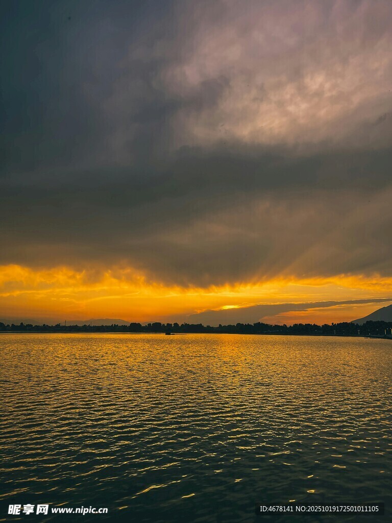 湖畔绝美日落景观