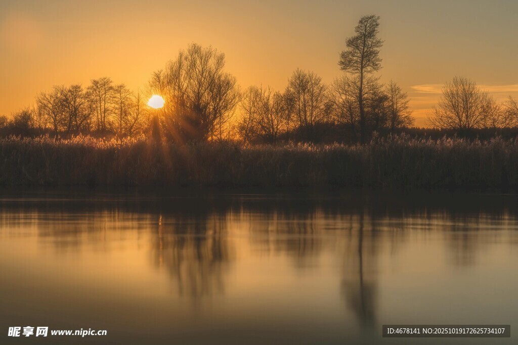 夕阳下宁静的河畔美景