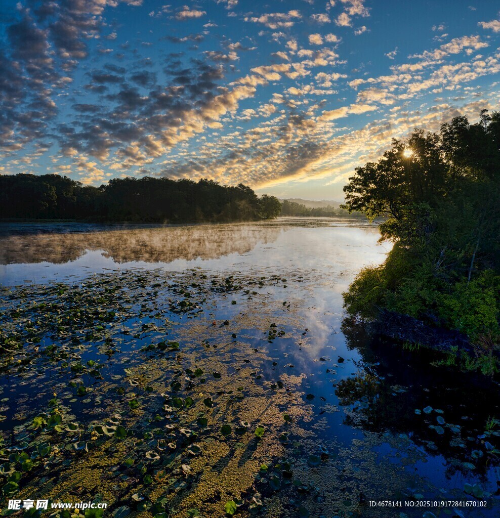 湖畔晨曦美景