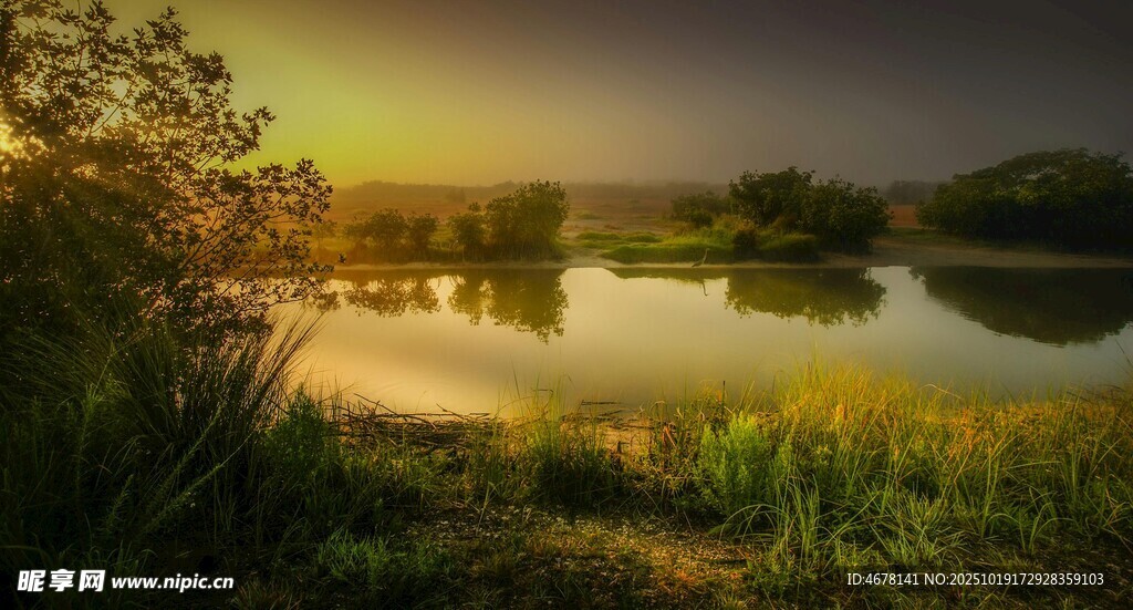 黄昏湖畔美景