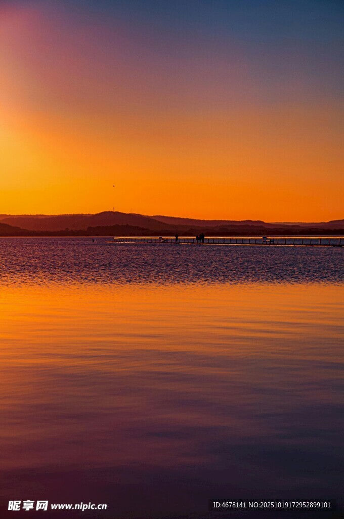 夕阳下平静湖面美丽景致