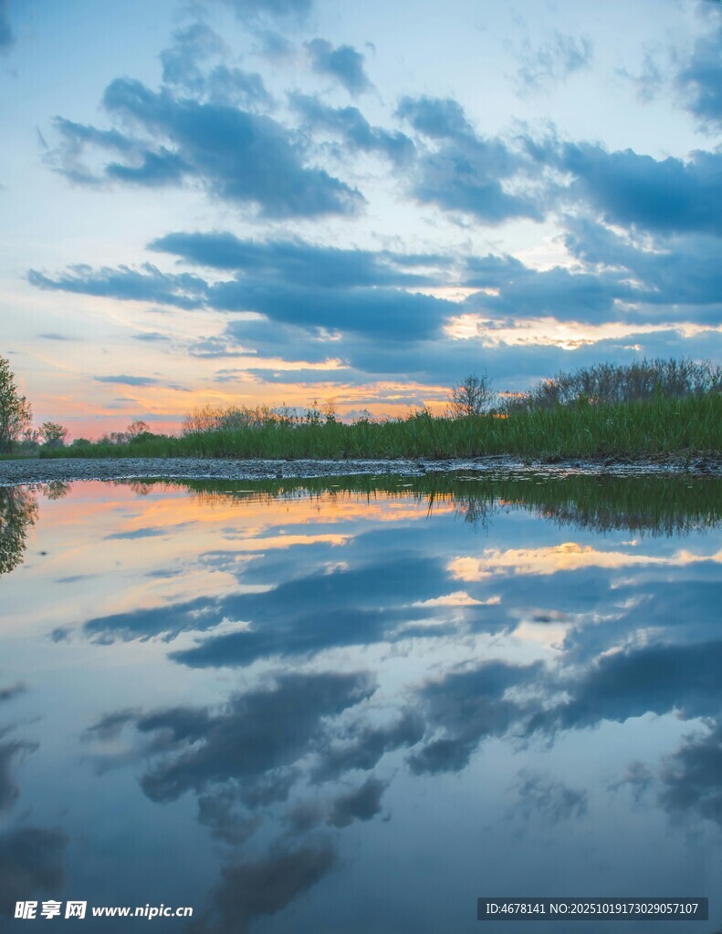 湖畔晚霞倒影美景