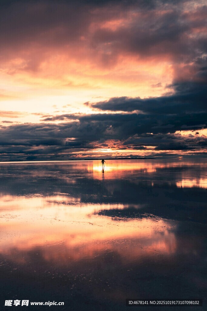 夕阳下湖面的梦幻云彩