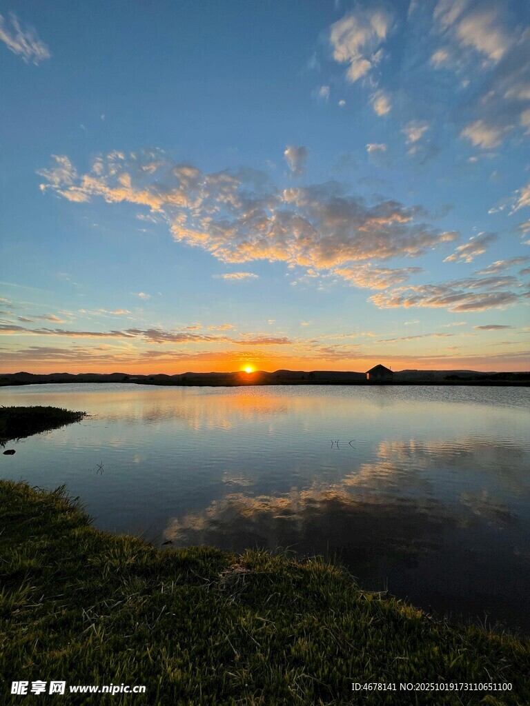 湖畔绝美日出风景