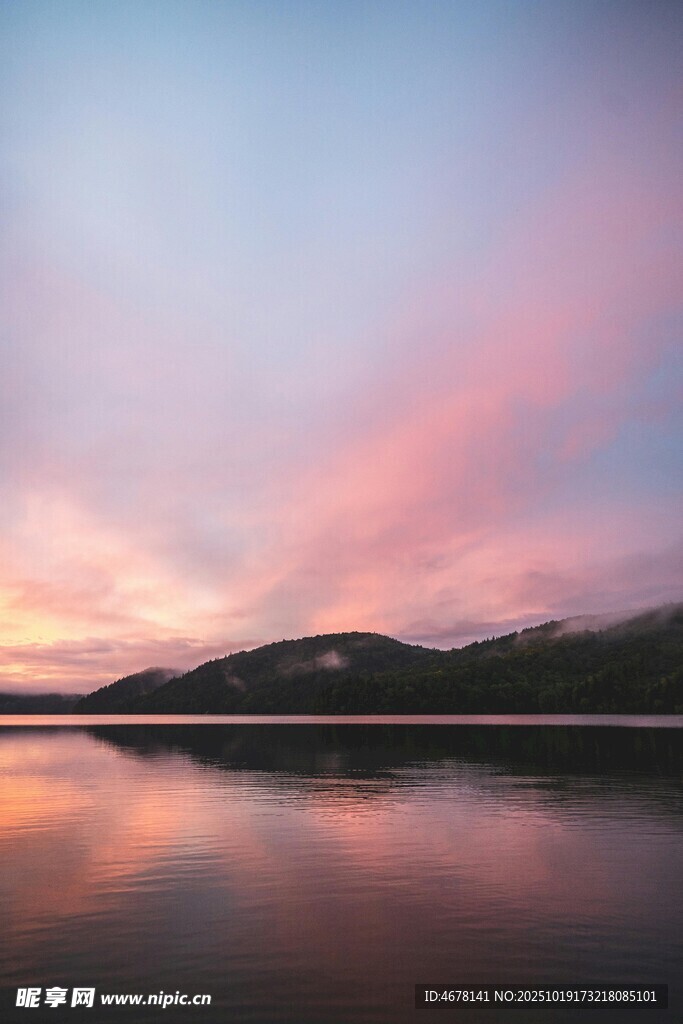 湖畔绚烂晚霞倒影美景