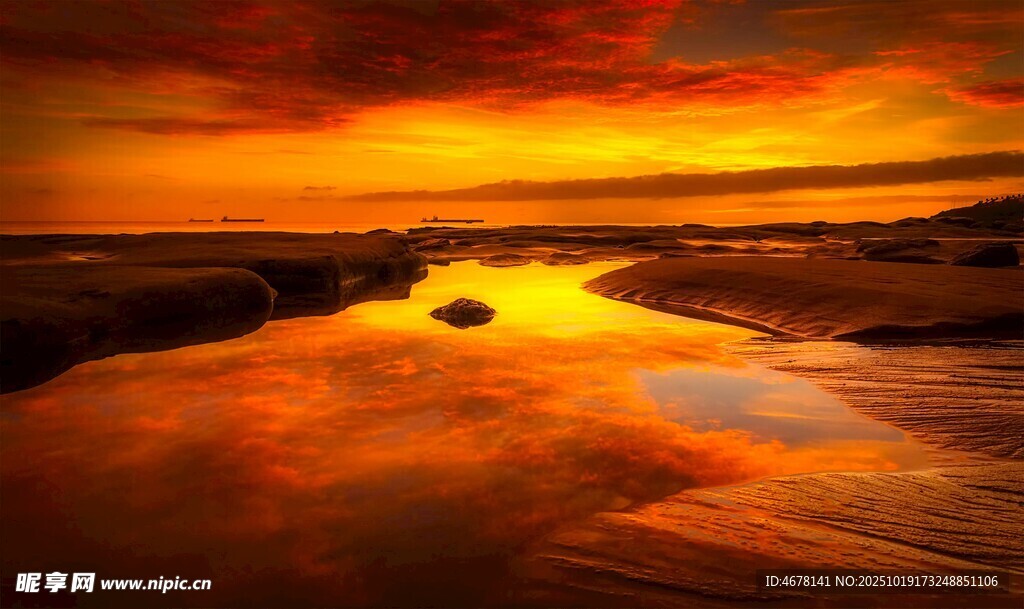 壮丽夕阳下的河畔美景