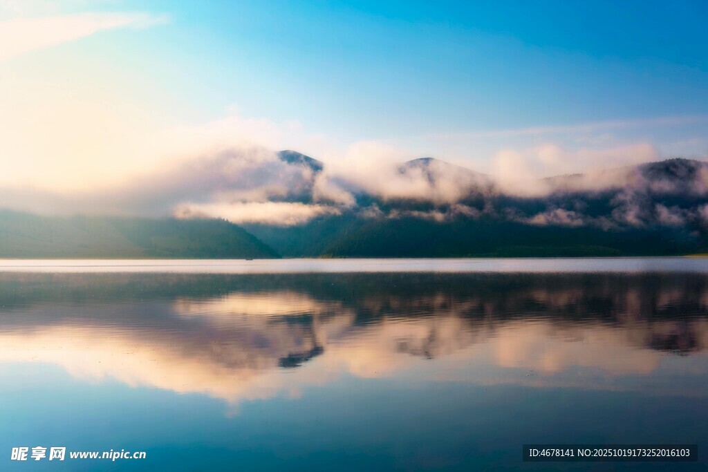 宁静湖景与远处山峦倒影