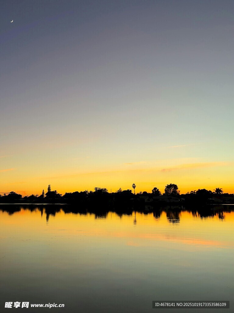 黄昏湖畔美景
