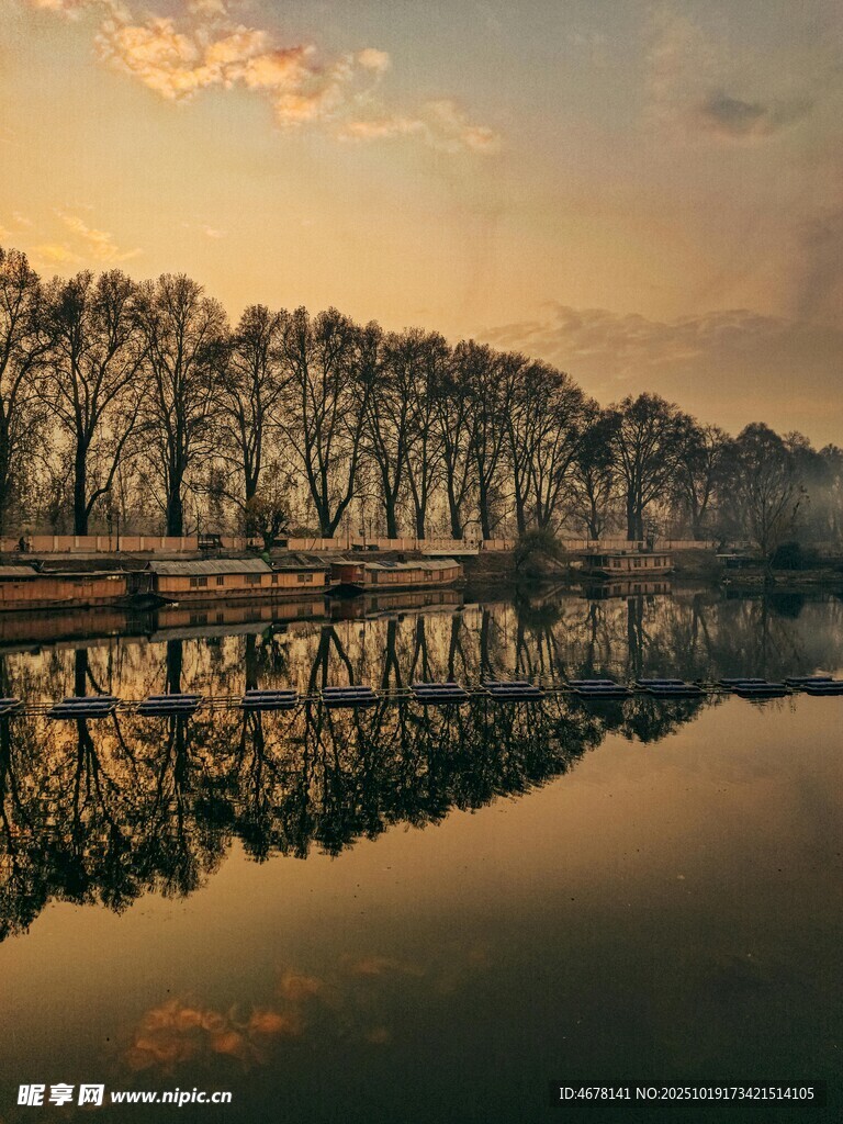 湖畔树木倒影的黄昏美景