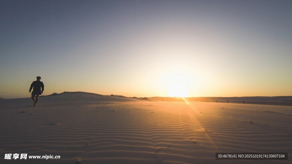 沙漠夕阳下的孤独骑行者