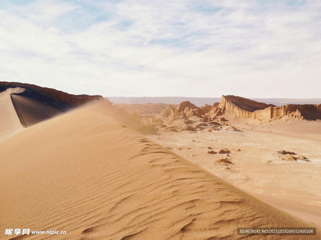 广袤沙漠中的壮丽沙丘景观