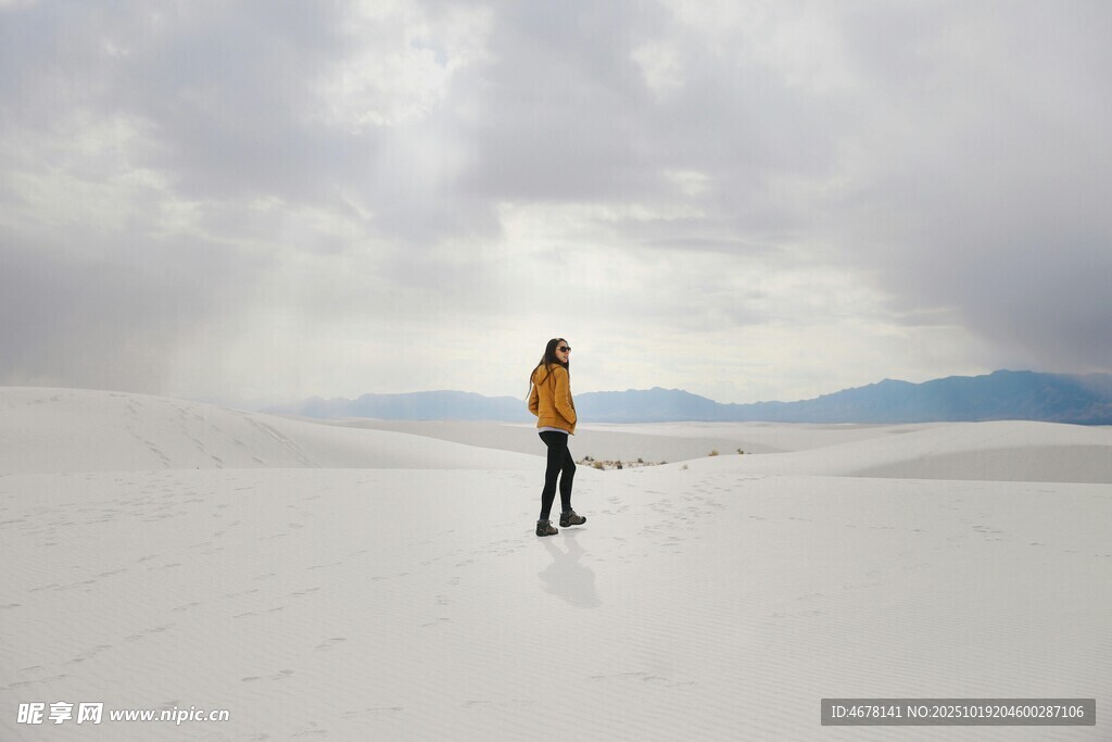 女子于盐滩上独赏风景