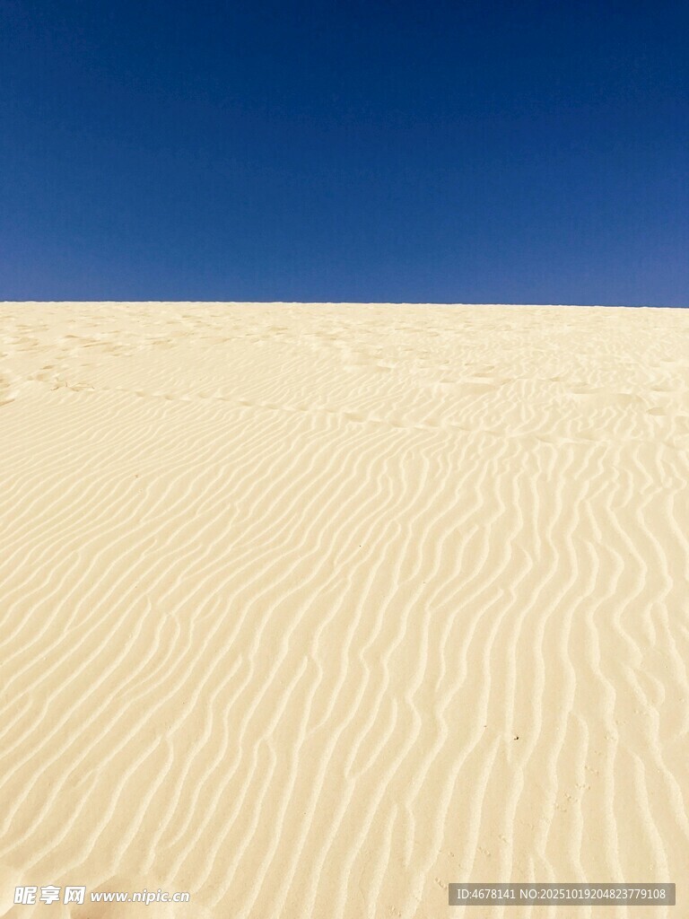 广袤沙漠蓝天映衬沙海