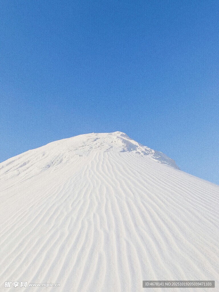 沙漠沙丘与晴朗蓝天