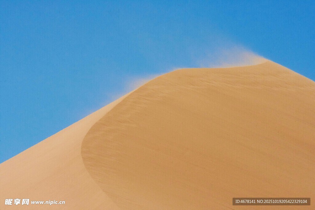 沙漠沙丘蓝天之下美景