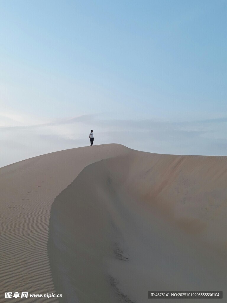 沙漠孤影一人漫步沙丘