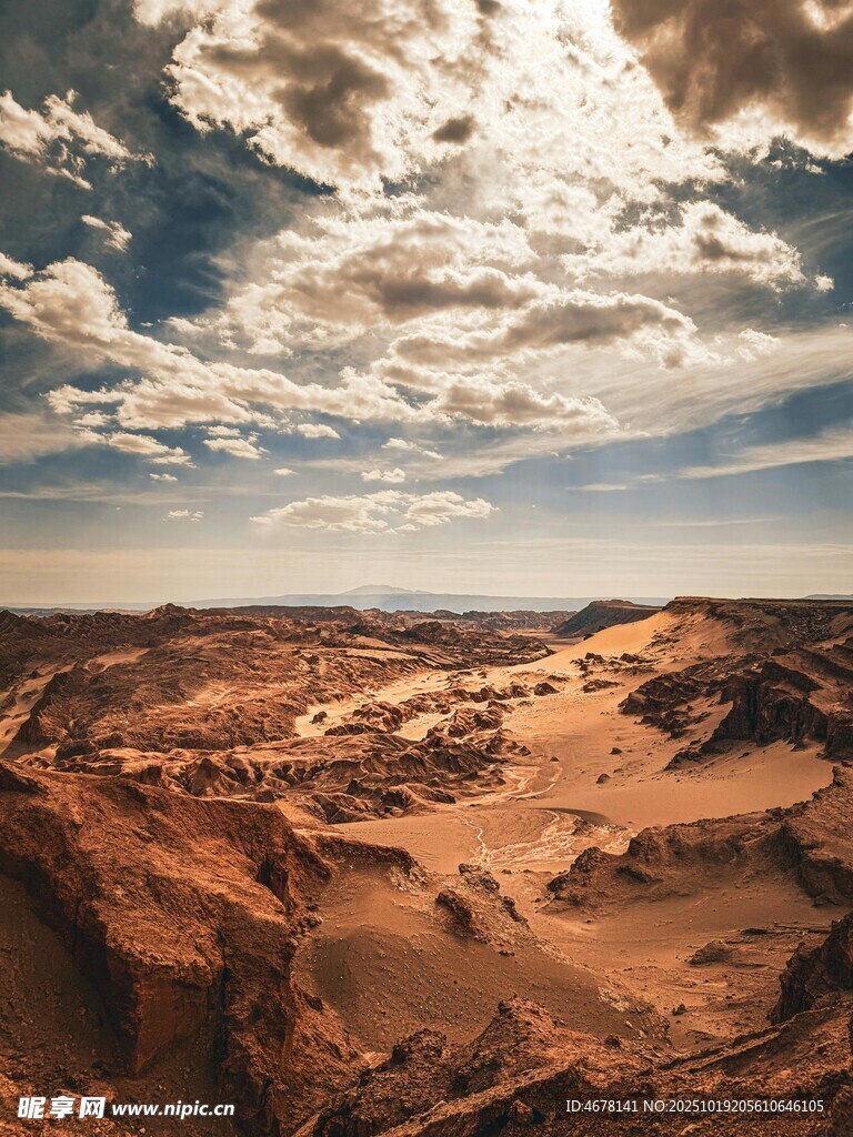 壮丽沙漠景观与天空