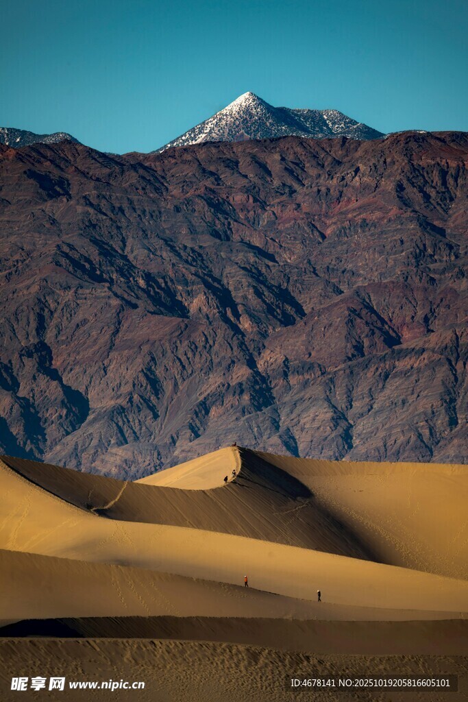 沙漠与远山的壮丽景观
