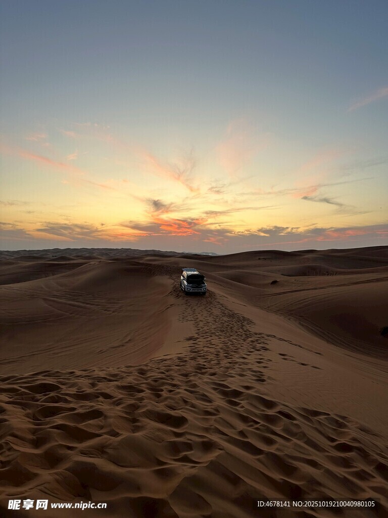 沙漠夕阳下的越野之旅