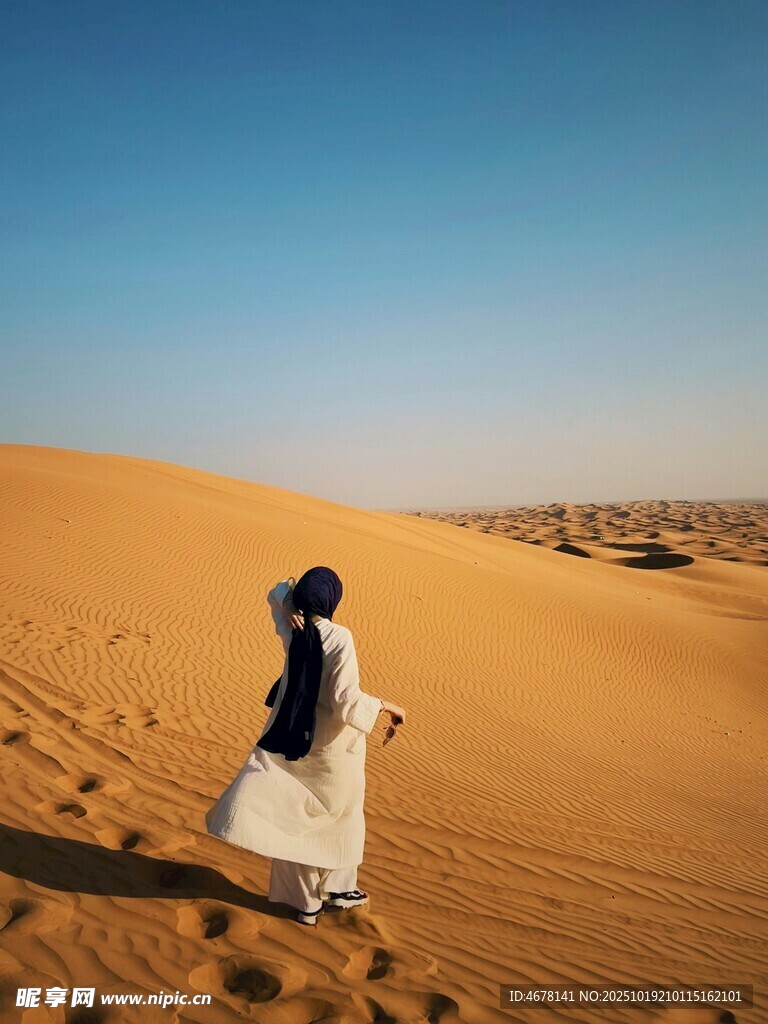 沙漠中漫步的飘逸女子