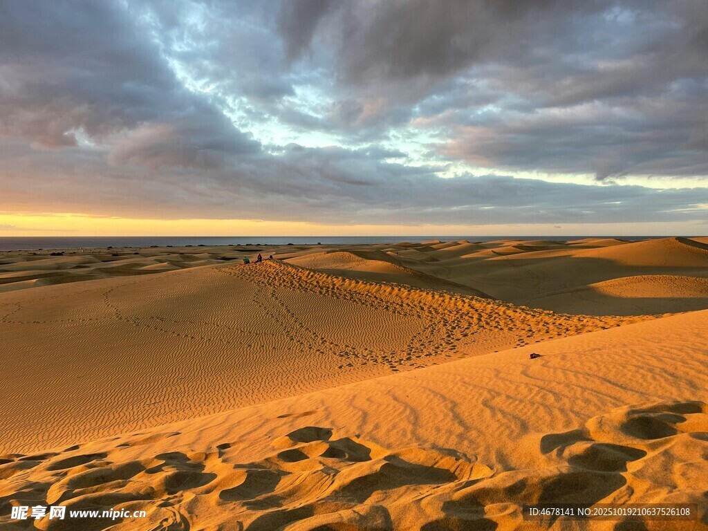 壮丽沙漠黄昏美景