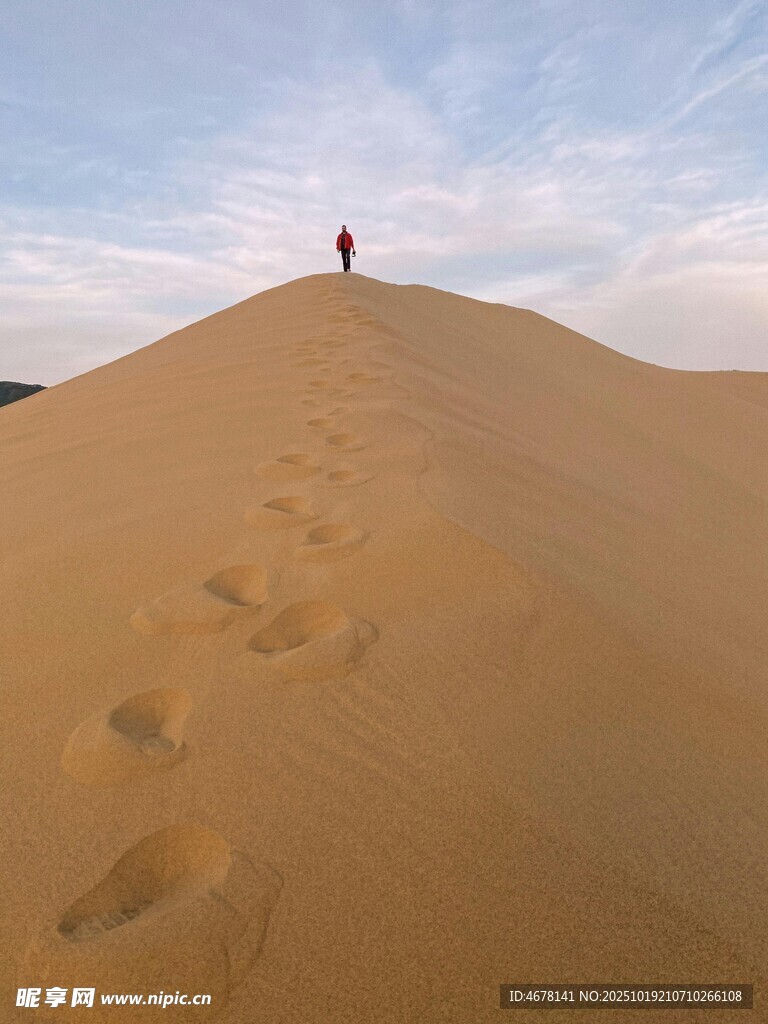 沙漠孤行者留下串串脚印