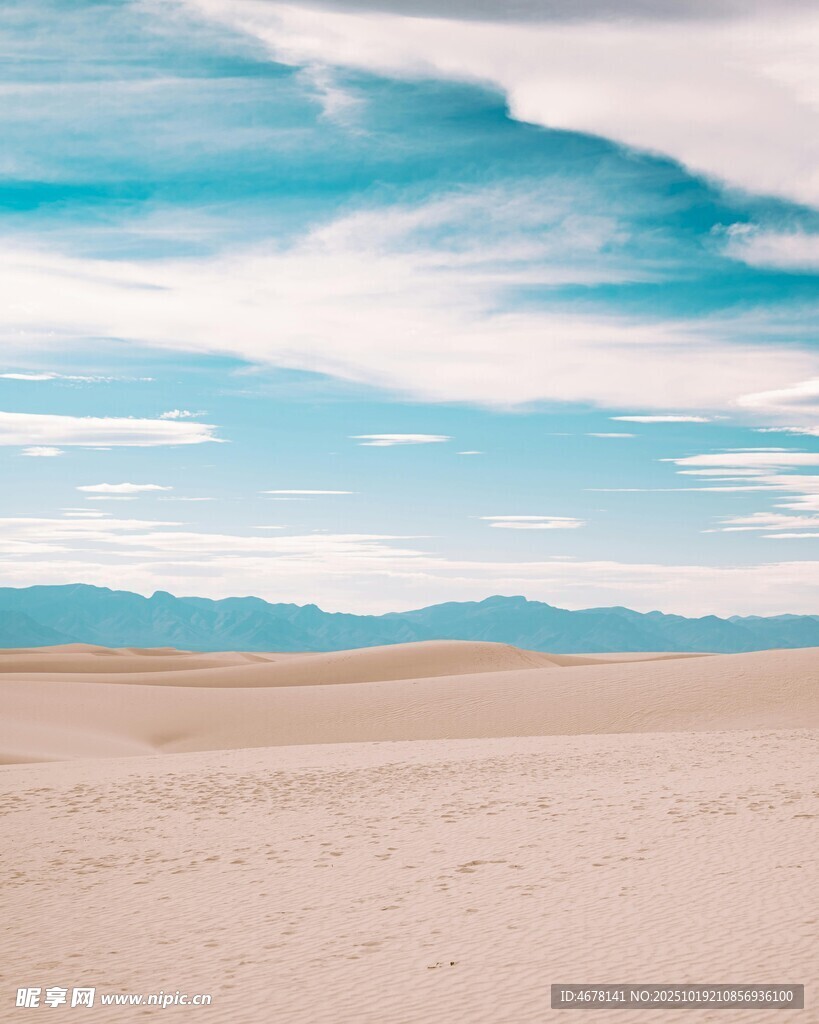 沙漠蓝天远山风景图