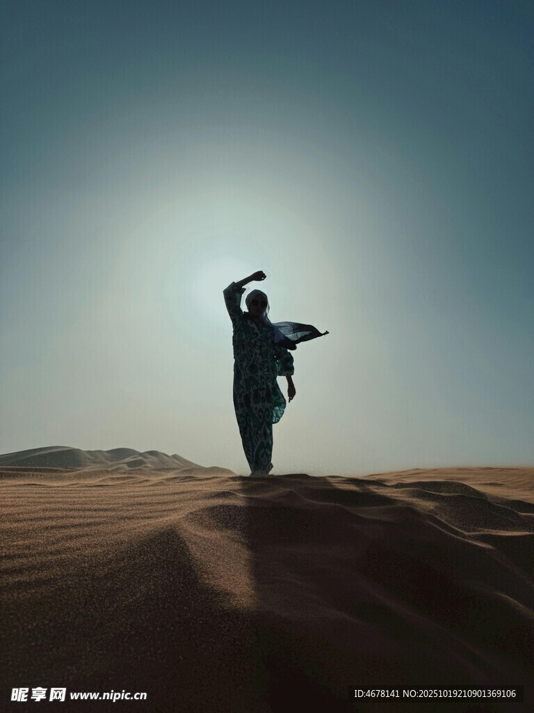 沙漠中舞者的孤独剪影