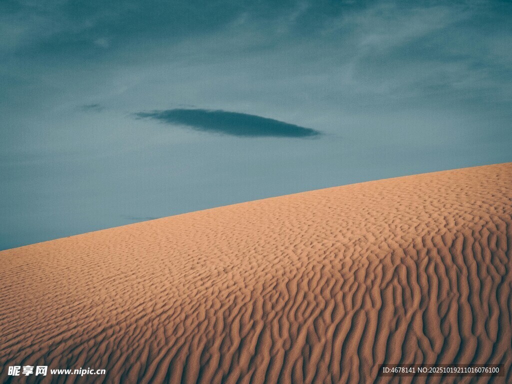 沙漠上空的神秘不明飞行物
