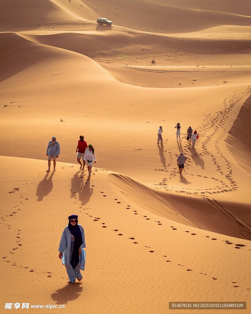 沙漠徒步旅行者的壮丽旅程