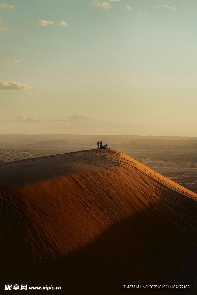 沙漠孤影广袤天地之景
