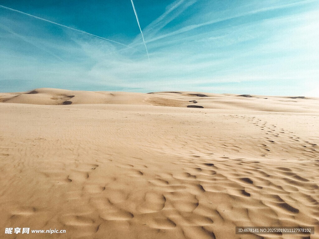 广袤沙漠中的蓝天美景