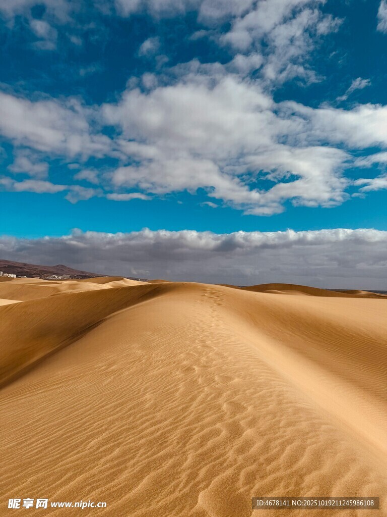 广袤沙漠与蓝天白云美景