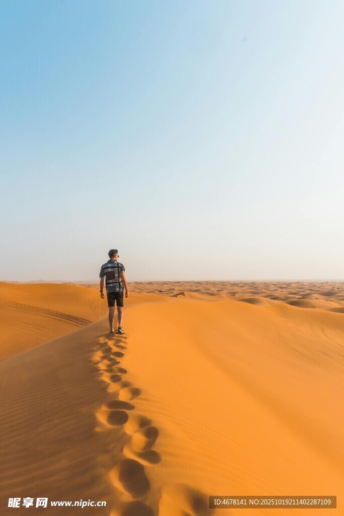 沙漠中徒步的孤独旅行者