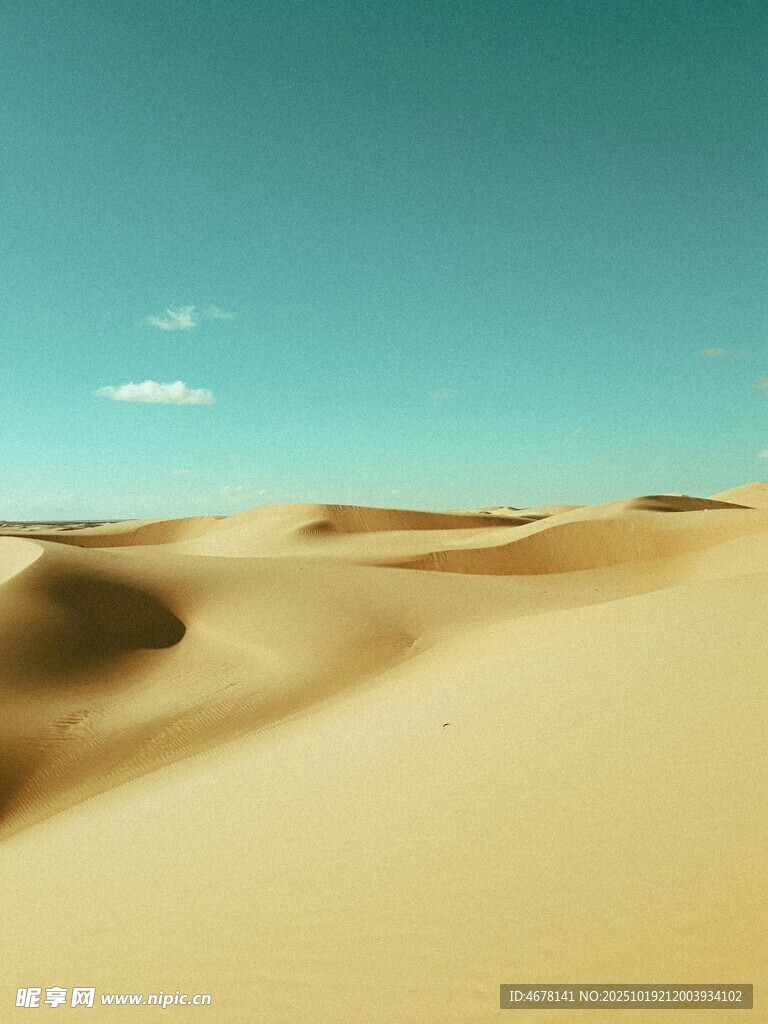 广袤沙漠与澄澈蓝天